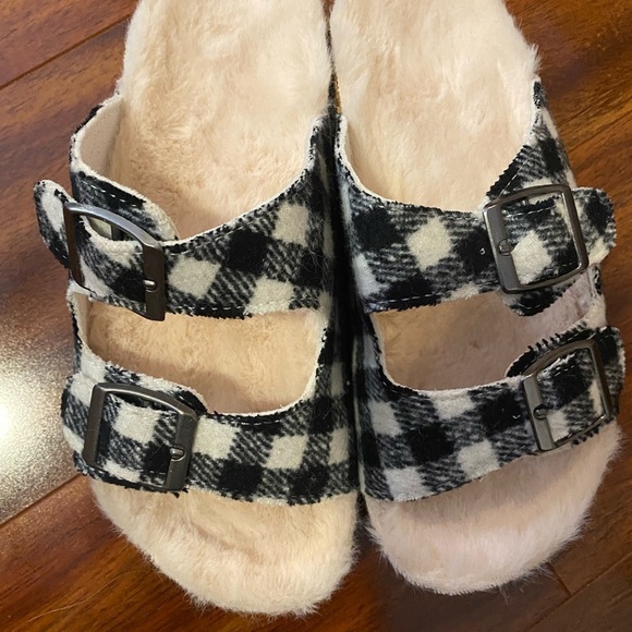 Olivia Miller Black and White Plaid Girls Slippers Sandals size 1 New in Box - Picture 6 of 11